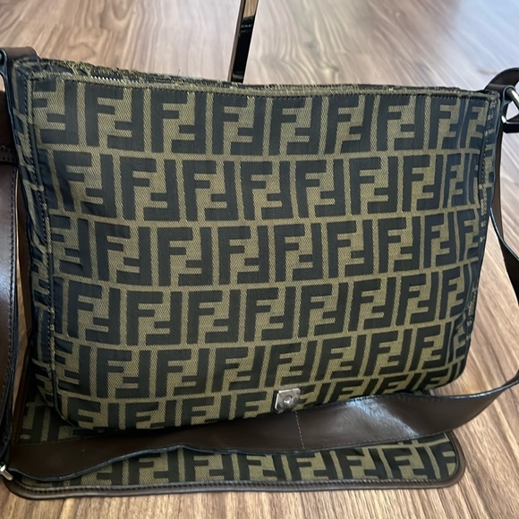 A159- ๐ฏ % authentic Fendi crossbody bag - Picture 9 of 16